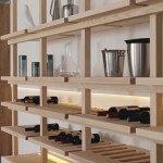 居家收納設(shè)計(jì)，也可以展示雅緻收藏，溫潤杏色的層架與隱隱透出光澤的瓶身，彼此相襯不相爭。