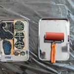 欲善「版畫」事，須讓工具齊備，除了滾筒，還有一塊塊充滿『虎年』氣息的圖騰，將塗滿油墨的滾筒在圖樣上滾動(dòng)，再轉(zhuǎn)印在紅包袋或春聯(lián)上。