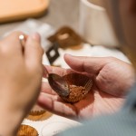 可可粉是從可可豆中提取，經(jīng)過(guò)發(fā)酵、乾燥、烘焙、碾碎、研磨、精煉等步驟，味道酸苦澀，卻內(nèi)含營(yíng)養(yǎng)豐富。