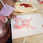 用竹筷沾附黏著，孩子嘗試使用傳統(tǒng)的黏著劑－漿糊，慢慢將紅紅剪紙塗滿，就待
貼上燈籠。