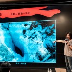 來自北歐壯麗的冰川，冰川上的鍋穴，是表面融化的水沿著裂隙流動而緩慢鑽出的深坑，不僅豐富了冰川表層的紋理，底下或許還潛藏著晶瑩剔透、深邃綺麗的夢幻冰洞。