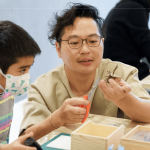 在不熟悉的項目中給予最大的支持，Amo老師耐心解說、示範(fàn)操作，但也不忘保留讓孩子自由發(fā)揮的空間。