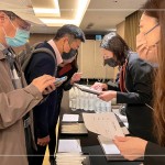 感謝每一位京御苑住戶的蒞臨，客服人員與住戶間暖心的早晨問候，揭開說明會序幕，新業(yè)願意用加倍的細(xì)心，共同守護(hù)家人們的避風(fēng)港。