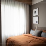 以沉穩(wěn)的基底，加上珊瑚橘的布料，自然日光透過(guò)窗簾，灑落一絲暖意。