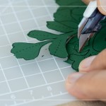 較細膩的邊角處，使用美工刀慢慢地刻劃，切剪出生命力。