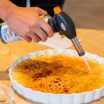 【琥珀醬油烤布蕾】
琥珀色的焦糖猶如製醬時的琥珀結(jié)晶，是在極盡呵護(hù)下誕生的禮物，鹹甜適中的絕佳口感，是最適不過的醬香小點(diǎn)。