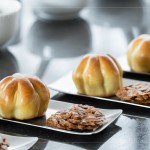 「喜豐香1985茶點(diǎn)組」金桔豆沙與杏仁瓦片的完美搭配，猶如一場味蕾饗宴。甜而不膩的豐富層次、口感酥脆的濃郁香氣，為品茗時(shí)刻更添詩意。