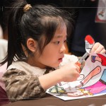 活動當(dāng)天製作紙影戲偶，動動小手，揮灑創(chuàng)意，恣意拼色，再沿著外輪廓剪下。