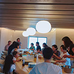 新業(yè)家族們同聚在一起，共享這份美好與悠閒。