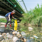 躺在水面上的鐵鋁罐、玻璃瓶，是每逢大雨後，上游沖刷下來的人為垃圾，彎下腰、踏進溪流，撿起水中的垃圾殘骸，還給魚兒一個安全舒適的家園。