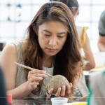 利用木刀，一筆一劃，一深一淺，刻出紋路，感受陶作帶來的沉靜時(shí)光。