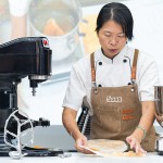 邀請經(jīng)驗豐富的廚藝職人 曾詠真 老師，帶領(lǐng)初體驗的同仁們，進(jìn)入糕餅裡的奶香世界。