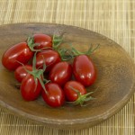 在燈光投射下，渾圓的番茄反射著光澤，也因為皮薄而隱隱透出果肉，鮮甜的果實一看就知影！