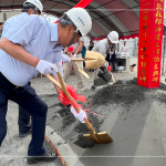 由 新業(yè)建設(shè) 穆椿松 名譽董事長帶領(lǐng)，齊心共喊「開工大吉」。以金鏟鏟起沙堆，象徵工程進度平安順利，勤懇踏實地為未來種下一個成家夢。