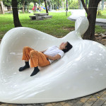 《樹(shù)下教室》由陶塑藝術(shù)家-許芝綺創(chuàng)作，採(cǎi)用葉子的線條、大自然的曲線及枯葉的造型，彷彿是地面生長(zhǎng)的島嶼，一葉方舟的曲線座椅，躺臥其中靜靜感受老榕樹(shù)下的自然綠意和光影季節(jié)。