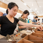 一捏、一抓，將適量的藥材放在棉布上，草藥的清香，單純的氣味為生活帶入一點(diǎn)美好感受，讓按摩球陪你一起過生活。