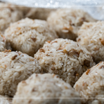 當天特別準備一款限定口味—梅菜粽，將鹹香的梅干菜末炒入糯米飯，吃起來的口感清爽舒服，正好適合仲夏時節(jié)。