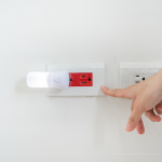 安心用電，位於廚房及客廳不斷電的紅色插座，遇到停電也不用擔(dān)心。