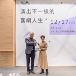 新業(yè)建設(shè)名譽(yù)董事長(zhǎng) 穆椿松 (左一)致金鐘視后 于子育 (右一) 新業(yè)契作認(rèn)養(yǎng)逾十年的有機(jī)香米與紅豆，一同分享這份美好心意。