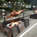 工作團隊費心築起的炭火爐檯，飄出的香氣讓跑者遠遠地就精神為之一振，也成為跑者的動力來源！