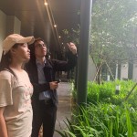 走進(jìn)【新業(yè)宜家】中庭，林宜鋒建築師用心講解格局的設(shè)計(jì)如何為生活帶來(lái)美的經(jīng)歷，就像小說(shuō)中的伏筆，成就宜居樂(lè)業(yè)的結(jié)局。