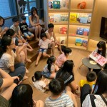 愛聽故事、樂於讓想像力徜徉的小朋友們，隨著姐姐一頁一頁的朗讀劇情，跟著繪本進入奇幻世界中探險。