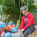 上攀的過程中需要將自己體重一半的的重量拉起，也讓孩子們體驗到徒手上攀的難度。
