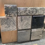 從中庭、車庫到樓梯，其中還有主牆側(cè)牆之分，每一面角落須兼顧美觀與實(shí)用度。例如「雪白蒙卡」屬於花崗巖的一種，沖仿的流線更明顯，給人氣派尊榮的享受。