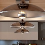 居家收納設(shè)計(jì)，也可以展示雅緻收藏，溫潤杏色的層架與隱隱透出光澤的瓶身，彼此相襯不相爭。