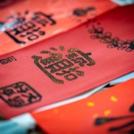 細(xì)細(xì)品味印製出來(lái)的年節(jié)吉祥話，洋溢著團(tuán)圓的喜氣與年味，揮灑創(chuàng)意，拼貼屬於自己的年節(jié)小物。