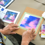 晚霞下的睡蓮，透過指尖暈開顏料，將不同顏料自然融合，消除筆觸的邊界感，如同暈染或噴霧般的柔和漸層。