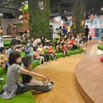 跟著強(qiáng)尼先生一起拍打節(jié)奏，沉浸在充滿Do Re Mi的氛圍裡，邊數(shù)著拍子，邊唱著歌曲，搖搖擺擺的度過這場森友派對！