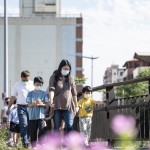 等待餅乾烘烤的時間，新業(yè)家族手牽著手至鄰近的二分埔、水湳生態(tài)公園漫步享受午後日光，貼近生態(tài)綠意。