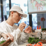 以保麗龍膠黏貼各類花材，自行拼貼妝點，可黏在花材底部，讓花材呈現(xiàn)斜45度角，營造花圈的立體感。