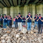 低下頭，雙手合十，感謝河神允諾，讓我們可以為環(huán)境盡一份心力，以行動守護(hù)我們這片土地。