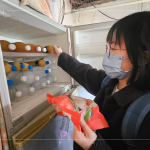 協(xié)助長(zhǎng)輩將年菜放進(jìn)冰箱冷凍，採(cǎi)真空包裝，方便同時(shí)又兼顧營(yíng)養(yǎng)，陪伴長(zhǎng)輩迎好年。