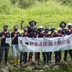 新業(yè)職人們著上雨鞋，站在筏子溪床上記錄這一刻，希望留下美好環(huán)境給我們自己與未來的下一代。我們的力量或許有限，但是希望的力量很大，願這樣的意識可以永續(xù)流傳。