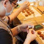 打開(kāi)外包裝，巧克力上顯現(xiàn)的光澤感，是經(jīng)過(guò)『調(diào)溫』這項(xiàng)最重要的步驟，內(nèi)富含天然的可可脂，在特定的溫度下產(chǎn)生穩(wěn)定的結(jié)晶，使得巧克力呈現(xiàn)漂亮的光澤，剝開(kāi)時(shí)也會(huì)發(fā)出清脆的響度，亦可保存持久。