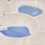 青藍的古典顏料，蘸滿藍彩，在筆尖飽滿欲滴，釉色渲染一片青花藍。