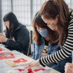 在老師一步步地指導(dǎo)之下，家族們慢慢熟悉每一項(xiàng)素材地使用，漸漸地完成每一份
獨(dú)一無二的作品。