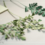 切剪完成後，手摺立體塑形，舒展後綻放美麗紋路線條，黏貼於底紙，展現(xiàn)紙植物不同姿態(tài)的美感。