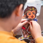 將剪下的零件，使用雙腳釘固定紙偶關(guān)節(jié)，背面貼上木桿，完成一只紙影戲偶。