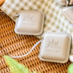 致上專屬客製化皮尺，精美、俐落的外型設(shè)計(jì)，將日常生活中不可或缺的生活小物再升級(jí)!