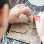 壓印出造型圖案後，利用海綿擦拭及整理陶土表面，再使用吹風(fēng)機(jī)，吹乾陶土表面，後續(xù)使用高溫釉藥上色。