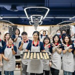 新業(yè)各部門同仁一同為愛行動，將新鮮出爐的小月餅及蛋黃酥送至甘霖基金會。