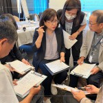 由講師設(shè)計需求，主管們擔任不同的顧客角色，來回溝通，讓接下來的遊戲環(huán)節(jié)能激發(fā)團隊合作的效能。