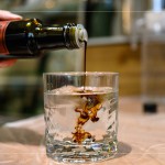 特別準(zhǔn)備巴薩米克醋調(diào)製而成的醋飲，跳脫過往調(diào)味料的定位，用飲品的型態(tài)重新定義箇中滋味。