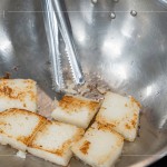 煎至表面呈金黃色的蘿蔔糕，外酥內(nèi)嫩的口感，為今年的過(guò)年增添另一份手感溫度。