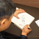 新業(yè)手札筆記本，搭配歐耶老師親筆簽名，作為當(dāng)天抽獎(jiǎng)禮，贈(zèng)予一份特別的祝福。