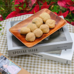 伴手禮致上臺中第五市場隱藏美食，『麻糬之家』的手工芝麻、花生麻糬，口感紮實、香氣濃郁，充滿傳統(tǒng)單純的古早味，將那份質(zhì)樸的美好帶給新業(yè)的家族好友。